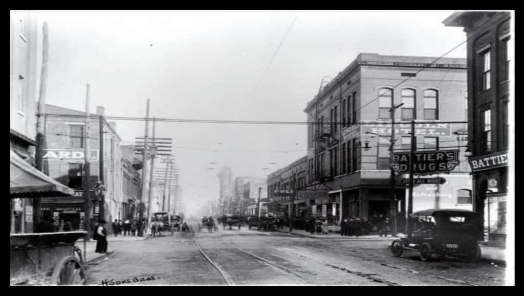An old black and white photo of a city street in Memphis.